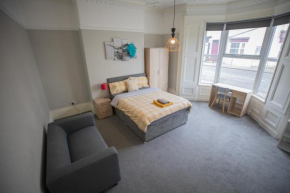 Royalty City Centre Home - with free parking